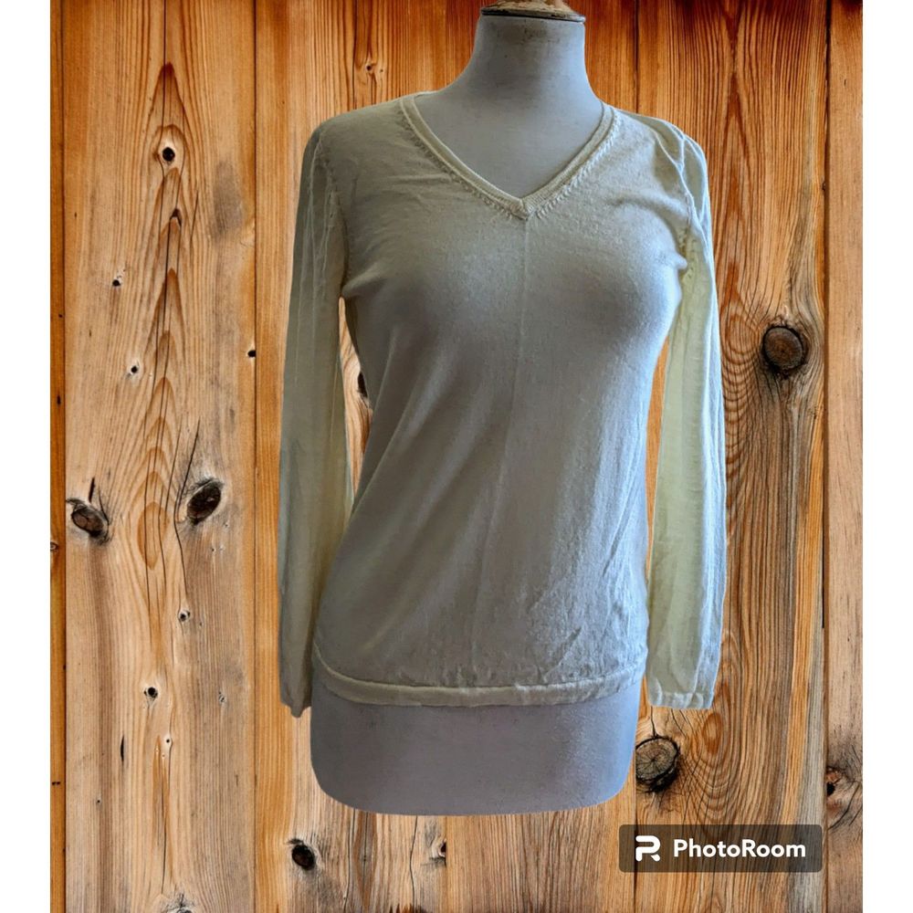 Liz Claiborne cream color long sleeve sweater/top.  SZ M